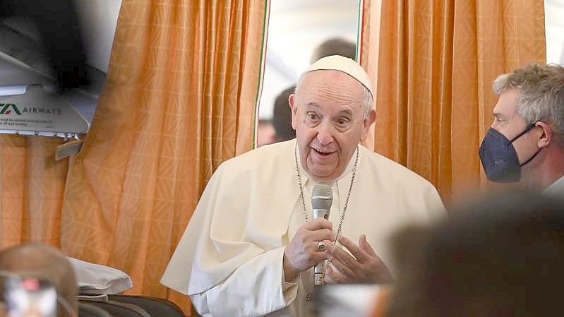 Papst Franziskus vor Journalisten auf einer Reise nach Malta. Foto: Johannes Neudecker/dpa