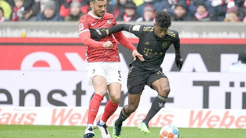 Bayerns Kingsley Coman (r) hatte sich bei seiner geplanten Auswechslung in Freiburg zunächst nicht angesprochen gefühlt. Foto: Silas Stein/dpa