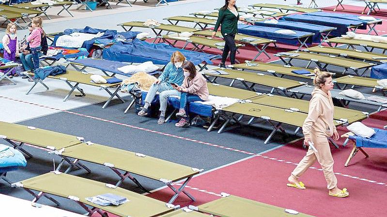 Geflüchtete aus der Ukraine sitzen in einer Flüchtlingsunterkunft im Landkreis Peine. Foto: Moritz Frankenberg/dpa