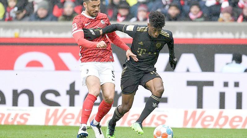 Bei der geplanten Auswechslung von Kingsley Coman (r) war zunächst die falsche Rückennummer angezeigt worden. Foto: Silas Stein/dpa