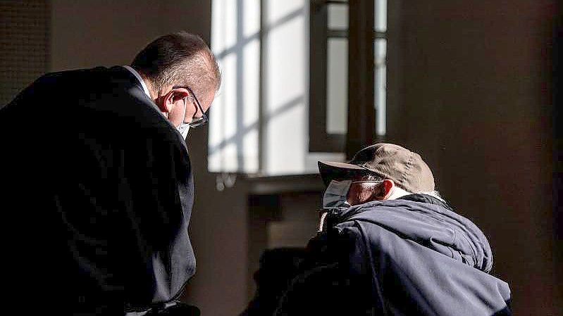 Der Angeklagte (r) beim Prozess in Dortmund mit seinem Anwalt. Jetzt ist der Mann zu einer Freiheitsstrafe verurteilt worden. Foto: Bernd Thissen/dpa
