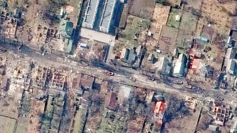 Dieses von Maxar Technologies bereitgestellte Satellitenbild zeigt einen Überblick über zerstörte Häuser und Fahrzeuge in einer Straße in Butscha. Foto: Uncredited/Maxar Technologies/AP/dpa