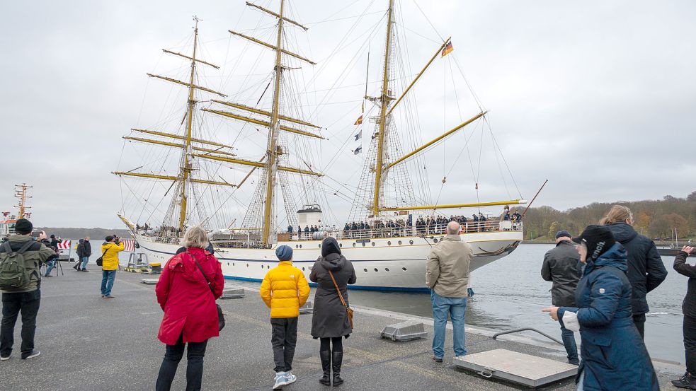 Die „Gorch Fock“, hier am Marinestützpunkt Kiel-Wik, könnte in diesem Jahr unter Umständen mal wieder nach Hamburg segeln. Foto: Imago/penofoto