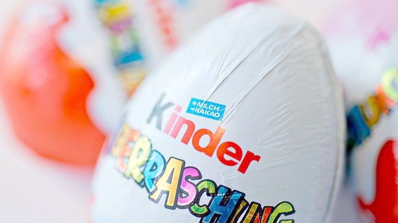 Knapp zwei Wochen vor Ostern ruft Ferrero in Deutschland einige Chargen verschiedener Kinder-Produkte zurück - darunter kinder Überraschung 3er Pack mit dem Mindesthaltbarkeitsdatum zwischen April bis Juni 2022. Foto: Monika Skolimowska/dpa