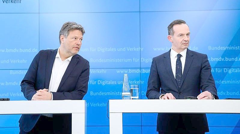 Wirtschaftsminister Robert Habeck (l.) und Verkehrsminister Volker Wissing wollen mehr Flächen für die Windkraft freigeben. Foto: Bernd von Jutrczenka/dpa