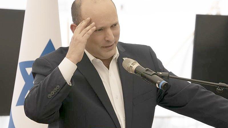 „Not amused“ über den Rücktritt der Abgeordneten: Isreales Premierminister Naftali Bennett. Foto: Maya Alleruzzo/AP/dpa