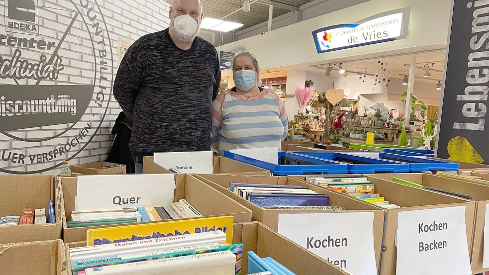 Im November standen Sandra Gräfenstein und Detlef M. Plaisier zwei Tage lang im Foyer des E-Centers und boten Lesestoff gegen eine Spende an. Dabei kam einiges für den guten Zweck zusammen. Foto: Janßen