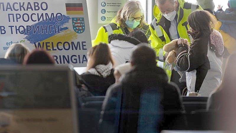 Flüchtlinge aus der Ukraine stehen nach der Ankunft aus Chisinau/Moldau im Sicherheitsbereich des Flughafen Erfurt-Weimar. Foto: Michael Reichel/dpa