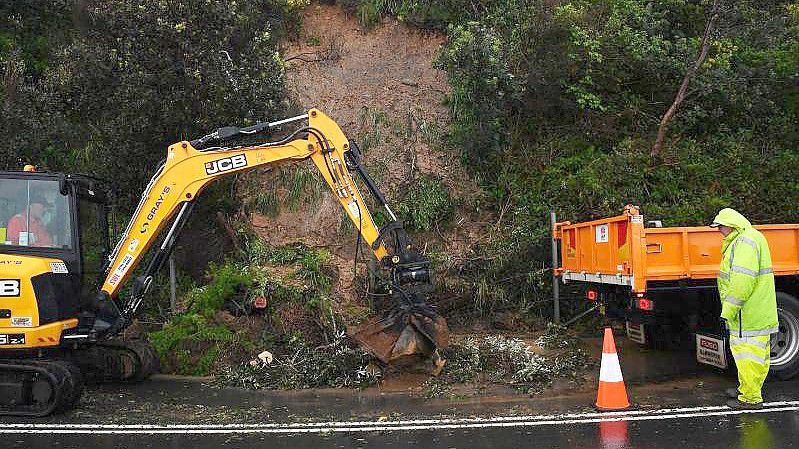 Erdrutsch an einer Straße südlich von Sydney. Die australische Ostküste muss sich in den kommenden Tagen auf weitere starke Regenfälle und Gewitter einstellen. Foto: Dean Lewins/AAP/dpa