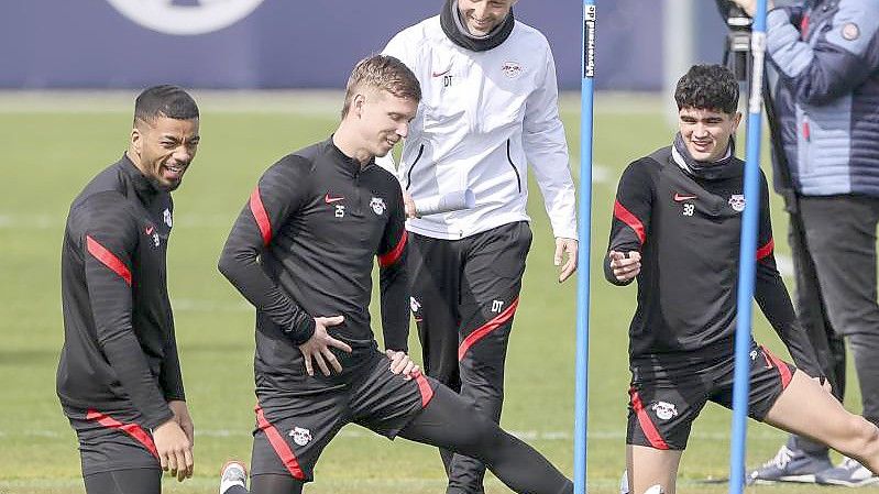 Gut gelaunt: RB-Coach Domenico Tedesco (M) muss mit seinem Team in seinem Geburtsland ran. Foto: Jan Woitas/dpa