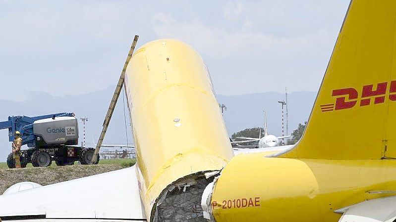 Das Frachtflugzeug auf der Landebahn des internationalen Flughafens Juan Santamaria. Foto: Carlos Gonzalez/AP/dpa