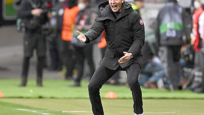 Frankfurts Cheftrainer Oliver Glasner fiebert im Spiel gegen den FC Barcelona mit ganzen Körper mit. Foto: Arne Dedert/dpa