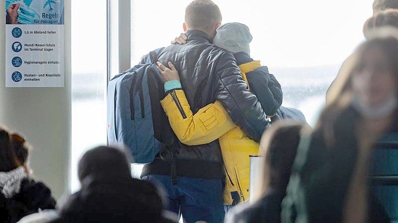 Flüchtlinge aus der Ukraine nach der Ankunft im Sicherheitsbereich des Flughafen Erfurt-Weimar. Foto: Michael Reichel/dpa