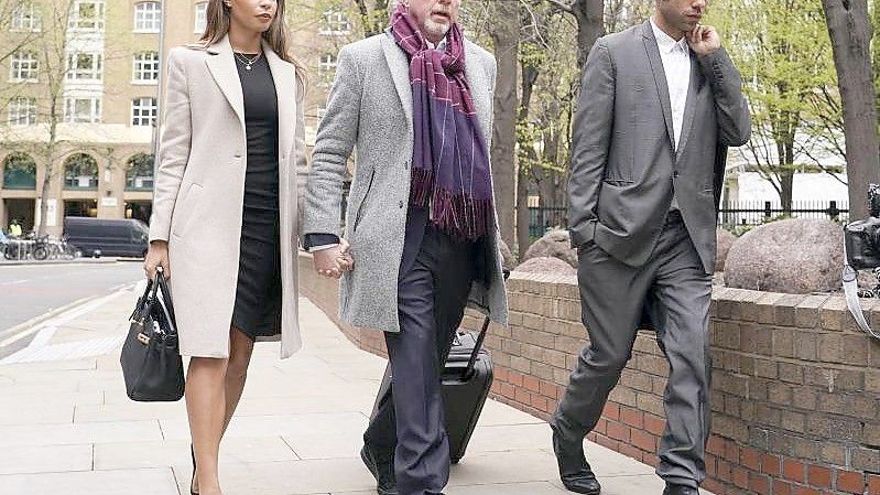 Boris Becker (m.) mit Lebensgefährtin Lilian De Carvalho Monteiro (l) und seinem Sohn Noah Becker auf dem Weg zum Gericht. Foto: Alberto Pezzali/AP/dpa