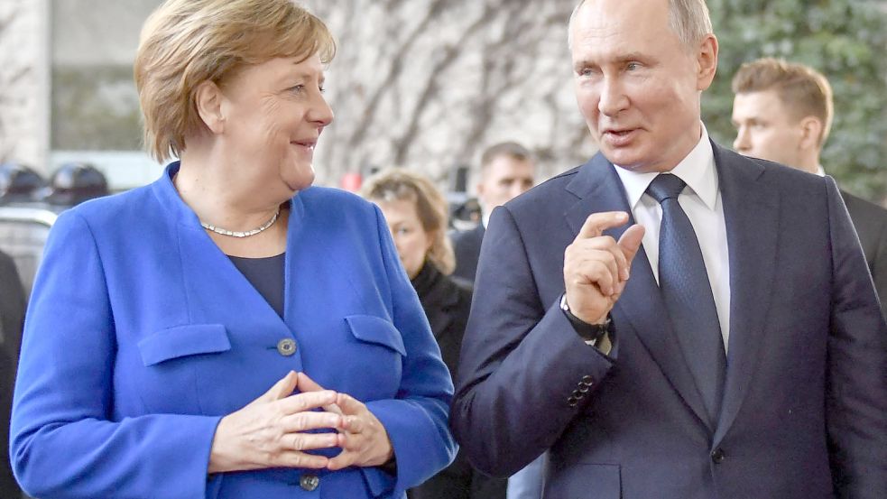 Angela Merkel und Wladimir Putin bei einem Gipfeltreffen 2020: Jetzt steht ihre Russland-Politik in der Kritik. Foto: JOHN MACDOUGALL