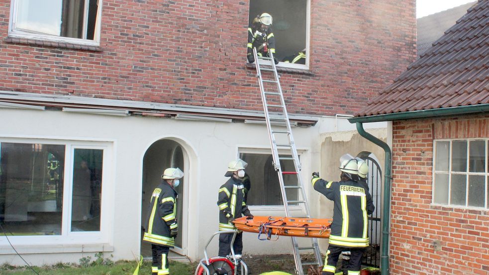 Geprobt wurde unter anderem die Rettung von Menschen. Foto: Feuerwehr Weener