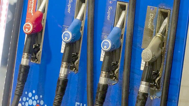 Vier Zapfpistolen hängen an einer Tankstelle in der Innenstadt. Im Europa-Vergleich hat Deutschland mit die höchsten Spritpreise. Foto: Peter Kneffel/dpa