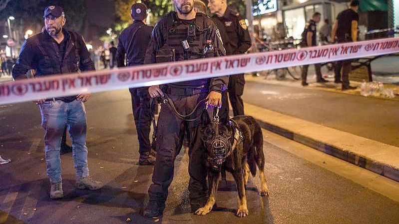 Israelische Sicherheitskräfte an einem Tatort im Zentrum Tel Avivs. (Symbolbild). Foto: Ilia Yefimovich/dpa