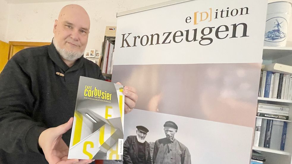 Detlef M. Plaisier hat 2017 den Verlag „edition Kronzeugen“ gegründet. Darin ist nun das Buch „Café Corbusier“ erschienen. Foto: Janßen