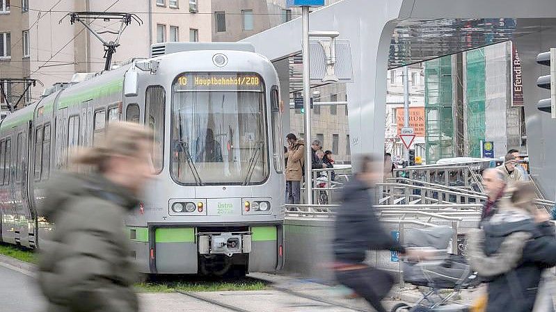 Das 9-Euro-Ticket für den Nahverkehr soll es ab 1. Juni geben. Foto: Sina Schuldt/dpa