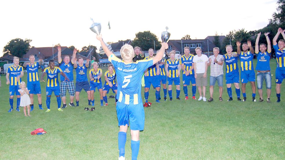 Nach zwei Jahren Pause soll im Juli wieder der WOL-Cup stattfinden. Bei der letzten Auflage jubelte der SuS Steenfelde nach Sieg im Elfmeterschießen gegen die SG Westoverledingen. Foto: Reemts