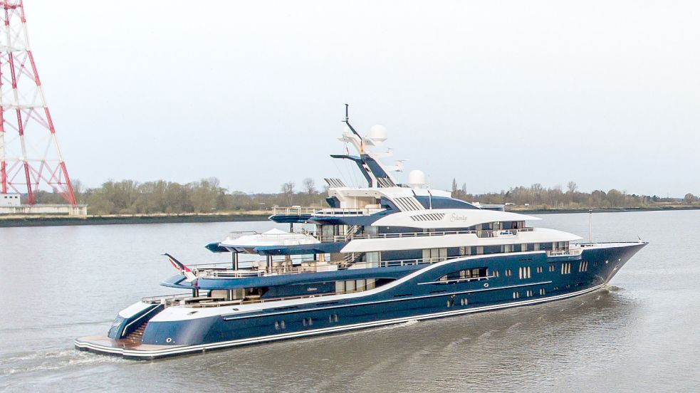 Die Luxusyacht „Solandge“ hat am Mittwochmorgen den Hamburger Hafen auf der Elbe in Richtung Nordsee verlassen. Foto: Blaulicht-News