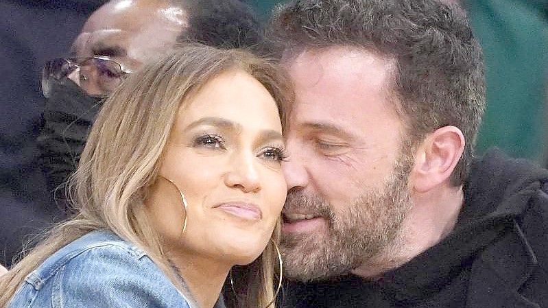 Ben Affleck und Jennifer Lopez wollen es noch einmal miteinander versuchen. Foto: Marcio Jose Sanchez/AP/dpa