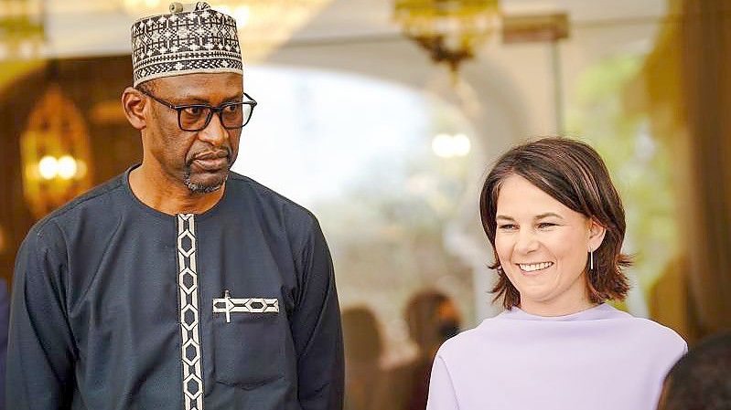 Annalena Baerbock gibt in Bamako mit Abdoulaye Diop, Übergangsaußenminister der Republik Mali, eine Pressekonferenz. Foto: Kay Nietfeld/dpa