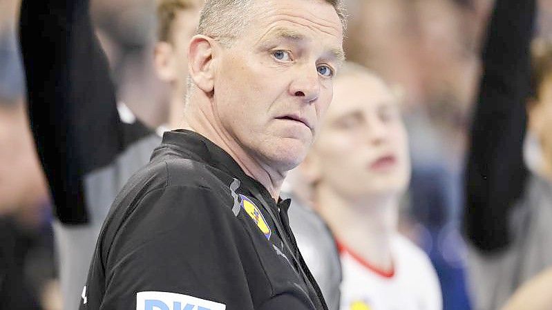 Hat zu viele Defizite gegen den krassen Außenseiter Färöer ausgemacht: Deutschlands Trainer Alfred Gislason. Foto: Frank Molter/dpa