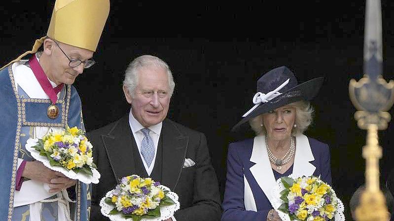 Charles und Camilla verlassen nach dem Gottesdienst die St. George's Chapel in Windsor. Foto: Alastair Grant/AP/dpa