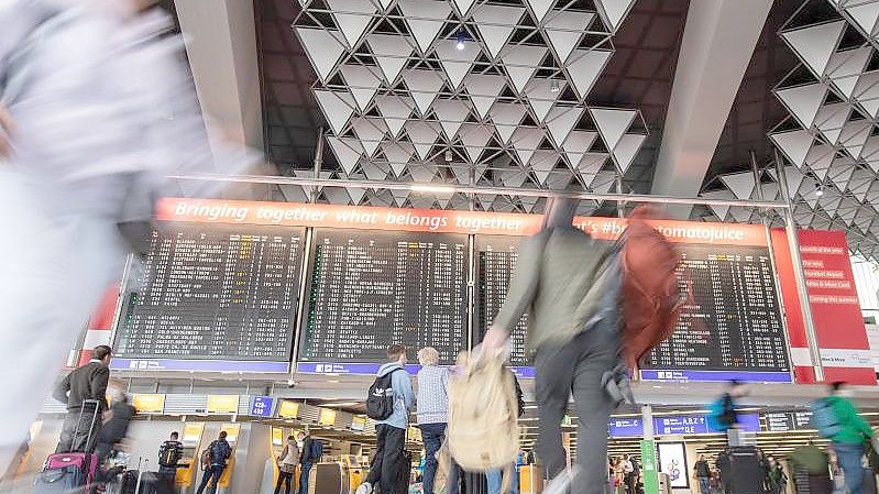 Der Flughafen Frankfurt rechnet über Ostern mit vielen Passagieren. Foto: Boris Roessler/dpa