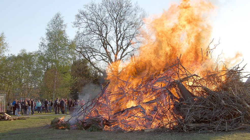 Osterfeuer 2019: Hinter dem Sportplatz an der 1. Südwieke in Ostrhauderfehn genossen viele Besucher das traditionelle Spektakel. Archivfoto: Janßen