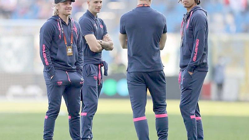 Leipzigs Spieler stehen vor dem Spiel in Bergamo auf dem Platz. Foto: Jan Woitas/dpa