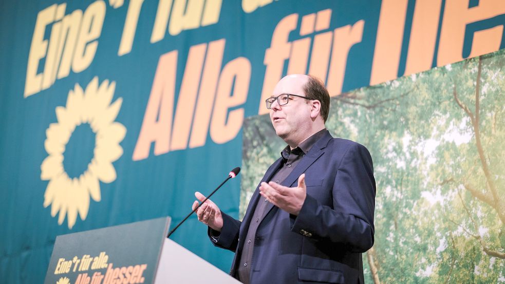 Findet, dass das Land die Kompetenz für den Windkraft-Ausbau in Niedersachsen an sich ziehen sollte: Christian Meyer, Spitzenkandidat von Bündnis 90/Die Grünen für die Landtagswahl im Oktober. Foto: Ole Spata/dpa