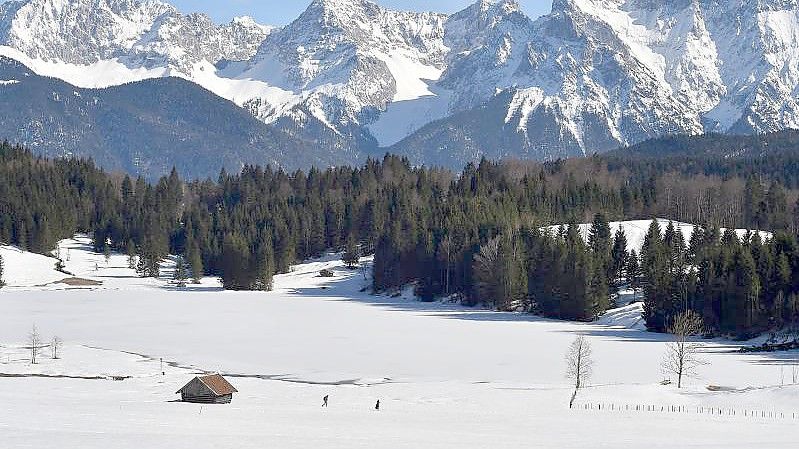 Das schneebedeckte Karwendel-Gebirge. Dort ist ein junger Wanderer verunglückt. Foto: Angelika Warmuth/dpa