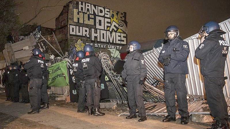 Linksautonome drangen auf das Areal ein. Die Polizei rückte an. Foto: Paul Zinken/dpa