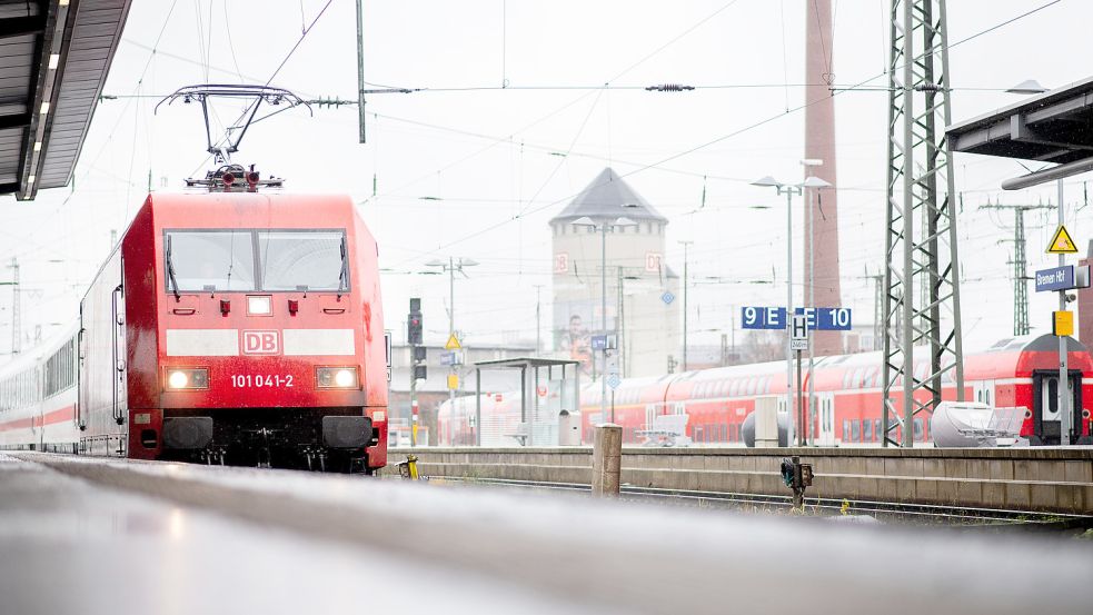 Wenn die Bahn Verspätung hat, gibt es Geld zurück. Aber ab wann und wieviel? Foto: dpa/Hauke-Christian Dittrich