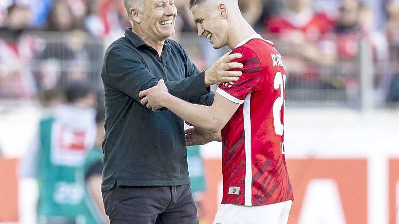 Freudig, aber demütig: Freiburg-Coach Christian Streich (l) und Roland Sallai. Foto: Tom Weller/dpa