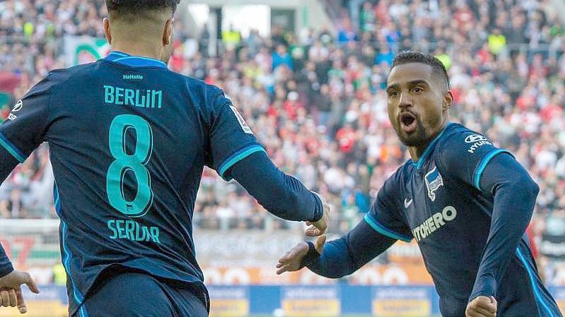 Torschütze und Leader: Suat Serdar (l) und Kevin-Prince Boateng waren die Erfolgsfaktoren für den Hertha-Sieg in Augsburg. Foto: Stefan Puchner/dpa