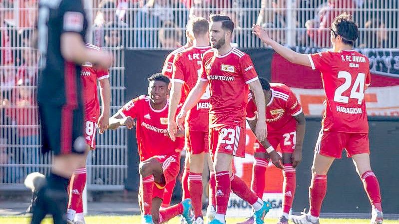 Taiwo Awoniyi (l) von Union Berlin jubelt mit Teamkollegen nach seinem Treffer zum 1:0 gegen Eintracht Frankfurt. Foto: Andreas Gora/dpa