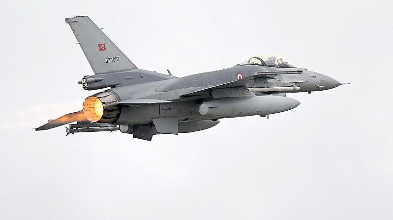 Bei der Offensive gegen die verbotene kurdische Arbeiterpartei PKK kamen auch Kampfjets zum Einsatz (Archivbild). Foto: Ingo Wagner/Archiv/dpa