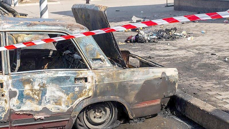 Ein zerstörtes Auto steht am Bahnhof von Kramatorsk. Foto: Seth Sidney Berry/ZUMA Press Wire/dpa