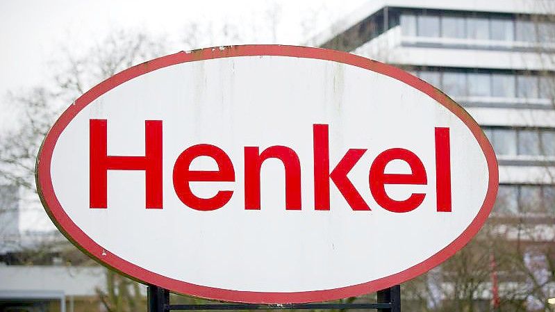 Ein Logo der Henkel AG, aufgenommen auf dem Werksgelände in Düsseldorf. Foto: Jan-Philipp Strobel/dpa