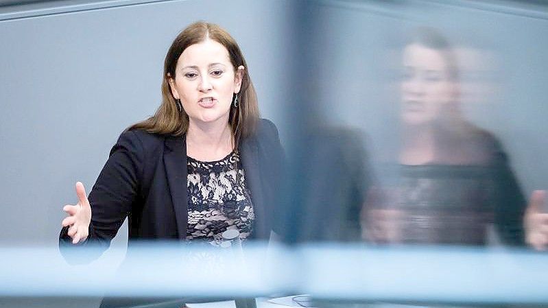 Janine Wissler spricht im Plenum des Deutschen Bundestages. Foto: Christoph Soeder/dpa