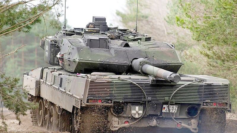 Ein Kampfpanzer vom Typ Leopard 2 A7V vom dem Lehrbataillon 93 der Bundeswehr fährt auf einem Truppenübungsplatz. Foto: Philipp Schulze/dpa