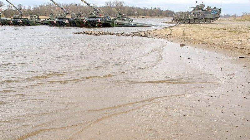 Ein „Marder“-Schützenpanzer fährt bei einer Bundeswehrübung am Elbestrand in Sachsen-Anhalt. Foto: Klaus-Dietmar Gabbert/dpa