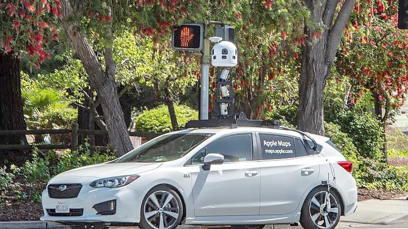 Ein Kamerafahrzeug von Apple, das Aufnahmen für den Kartendienst macht, unterwegs im Straßenverkehr. Foto: Andrej Sokolow/dpa