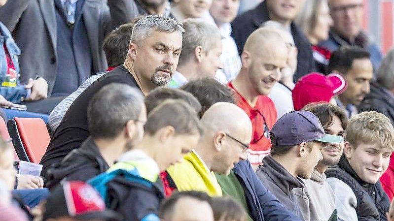 Bochums Trainer Thomas Reis musste beim Spiel in Freiburg auf der Tribüne Platz nehmen. Foto: Tom Weller/dpa