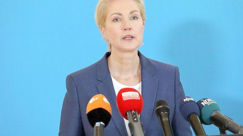 Ministerpräsidentin Manuela Schwesig hatte einen Rücktritt zunächst abgelehnt. Foto: Bernd Wüstneck/dpa