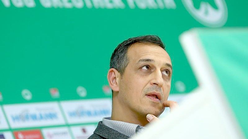 Auf den Fürther Sportdirektoren Rachid Azzouzi kommt im Sommer viel Arbeit zu. Foto: picture alliance / Daniel Karmann/dpa